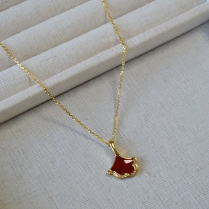 Collier élégant en laiton doré avec feuille de ginkgo en émail rouge et zircons