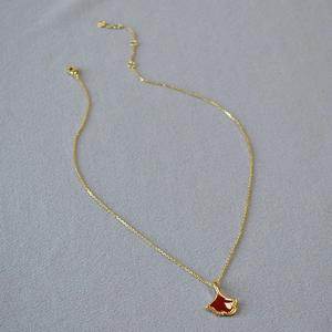 Détail du pendentif feuille de ginkgo en émail rouge avec cœur blanc et cristaux