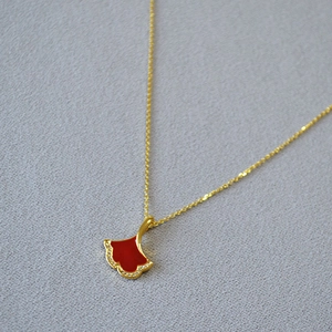 Détail du collier feuille de ginkgo en émail rouge et oxydes de zirconium scintillants