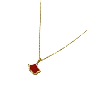 Collier élégant en laiton doré avec feuille de ginkgo en émail rouge et cristaux