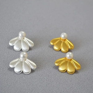 Vue détaillée de boucles d'oreilles fleurs en métal brossé avec perles en or et argent