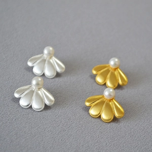 Boucles d'Oreilles Clous Pétale de Fleur en Laiton Brossé Vintage Français Perle d'Eau Douce Tige en Argent Sterling 925 Bijoux Femme