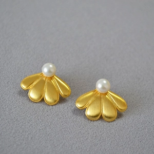Boucles d'oreilles vintage fleurs en métal brossé doré avec perles blanches chic
