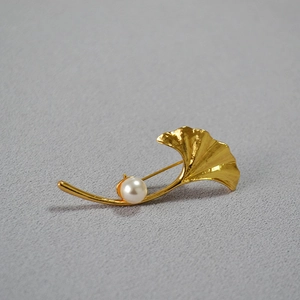 Elegant Ginkgo Leaf Brooch With Faux Artificial Pearl Gold Plated Brass Pin For Women Vintage Winter Coat Sweater Jewelry Accessory