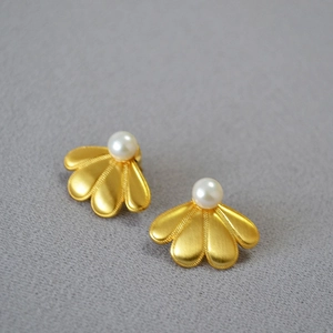 Macro d'oreilles éventail en or brossé avec perles et détails de bordure torsadée