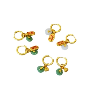 Élégantes créoles dorées de style chinois avec pendentifs en jade et motifs porte-bonheur