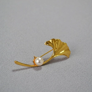 Ginkgo leaf brooch in gold-plated brass with white pearl and brushed metal texture