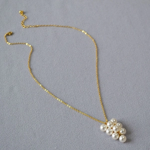 Collier doré élégant avec pendentif grappe de perles blanches et fermoir ajustable