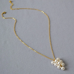 Détail du pendentif grappe de perles avec fermoir doré et chaîne de réglage réglable