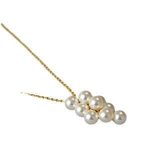 Collier élégant en chaîne dorée avec pendentif en grappe de perles blanches
