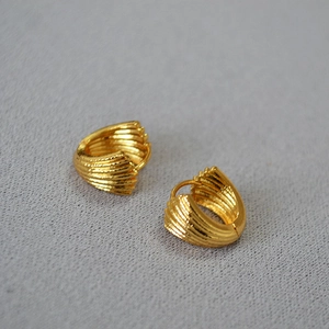French retro shell-style brass gold-plated hoop earrings with wavy texture