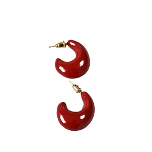 Retro red teardrop C-shape stud earrings with glossy finish and gold needles for women