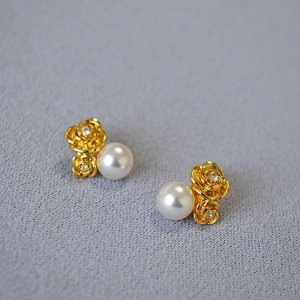 Exquisite gold-plated floral stud earrings with sparkling diamonds and white pearls