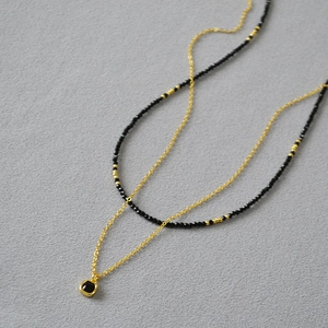 Collier Double Couche Minimaliste Rétro Pendentif Carré en Spinelle Noire Chaîne de Clavicule en Laiton Plaqué Or Bijoux Femme