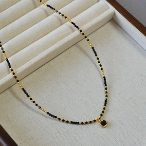 Collier perlé fait main avec perles de spinelle noire et pendentif carré doré