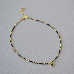 Collier fait main avec perles de spinelle noire et pendentif carré en finition dorée