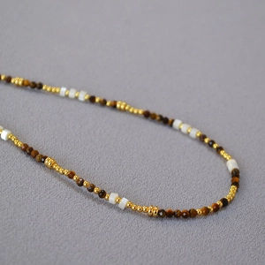 Collana con occhio di tigre e madreperla con perle dorate in stile vintage francese