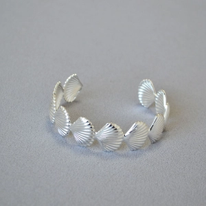 Vintage shell-shaped silver-plated brass open cuff bracelet with seashell relief texture