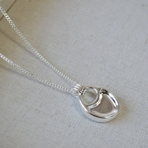 Minimalist silver saddle pendant necklace with hollow design and polished link chain