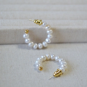 Boucles d'oreilles minimalistes en forme de C plaquées or avec perles d'eau douce fines