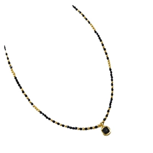 Collier minimaliste en perles dorées et spinelle noire avec pendentif carré élégant