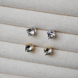Elegant 925 silver stud earrings with sparkling round cubic zirconia in gold and silver