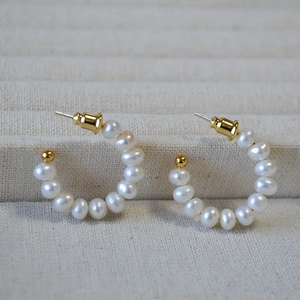 Boucles d'oreilles créoles C en perles d'eau douce avec aiguille en argent 925 pour femme
