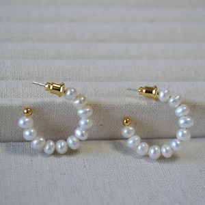 Vue détaillée des boucles d'oreilles perles en C avec perles dorées et tiges en argent