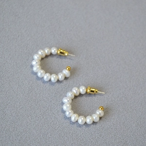 Boucles d'Oreilles Clous Perlées Perles d'Eau Douce en C Fait Main Avec Tige en Argent 925 Plaqué Or Bijoux Femme