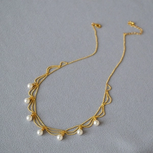 Collier doré vintage français avec chaîne en dentelle triple et sept pendentifs en perle