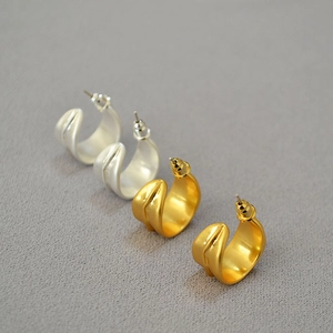 Détails de boucles d'oreilles irrégulières en C en laiton fini mat or et argent