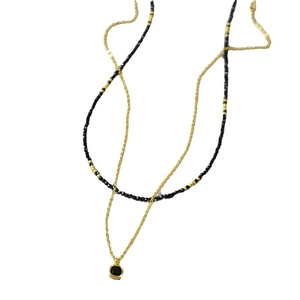 Collier double rangée doré avec pendentif carré noir et chaîne à perles minimaliste