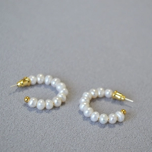 Boucles d'oreilles C élégantes avec perles d'eau douce blanches et clous en argent 925