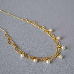 Collier doré vintage de style français à plusieurs rangs avec six pendentifs perles