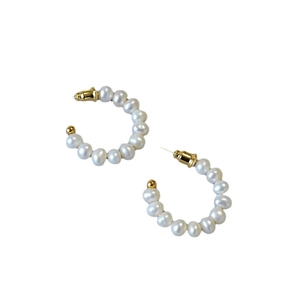 Boucles d'oreilles créoles C en perles d'eau douce avec clous en argent 925 doré