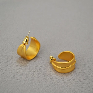 Boucles d'oreilles irrégulières en forme de C en laiton doré avec fini mat