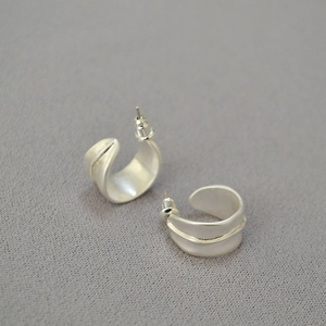 Vue détaillée de boucles d'oreilles irrégulières en C argent mat avec tige en argent 925