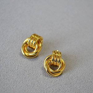 Minimalist intertwined double-ring gold stud earrings with a glossy polished finish