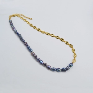 Détail du collier moitié perles baroques et chaîne grain de café dorée avec fermoir