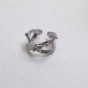 Détail macro d'une bague ajustable en argent au design unique de texture de lave