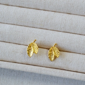 Vintage brass gold-plated leaf stud earrings with detailed vein texture for women