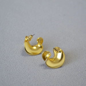 Vintage Matte Gold Irregular Twisted C-Shape Copper Stud Earrings Geometric Fashion Jewelry For Women Dating Gift