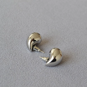Minimalist silver-plated waterdrop stud earrings with high-polish mirror finish