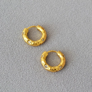 Orecchini a Cerchio in Ottone con Texture Martellata Vintage Francese Placcato Oro Zirconia Minimalista per Pendolari Donna