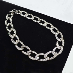Collier cubain en laiton argenté avec strass brillants et fermoir en T élégant