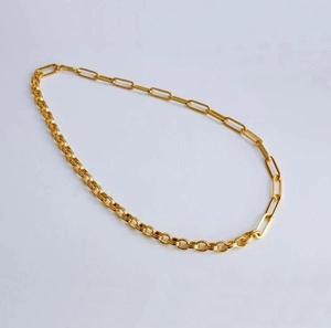 Détail d'un collier à maillons mixtes avec des anneaux dorés ronds et style trombone chic