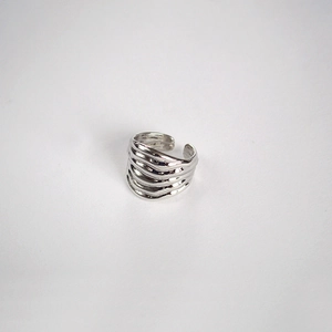 Vue macro d'une bague argentée polie avec un design texturé de métal liquide