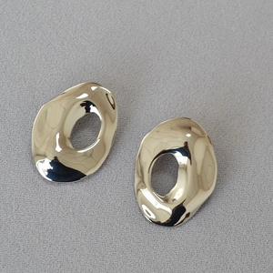 Irregular golden geometric oval earrings with minimalist hollow design and polished finish