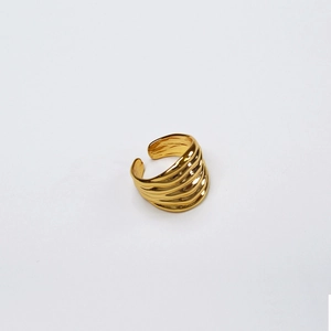 Bague ouverte plaquée or avec vagues superposées et anneau ajustable en laiton