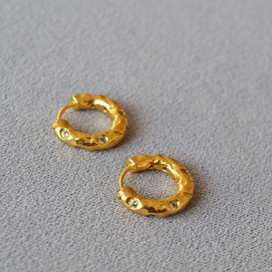 Orecchini retrò placcati oro con texture martellata e zirconi vista a 45 gradi